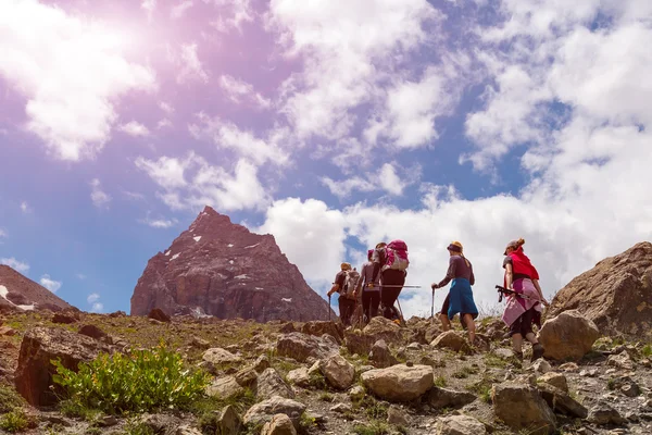 Groupe de personnes sur la moraine — Photo