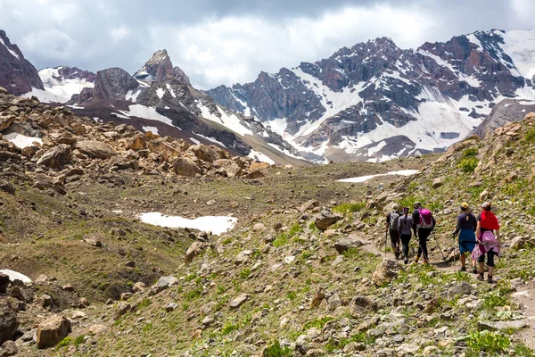 Extreme climbers scrambling up — Stock Photo, Image