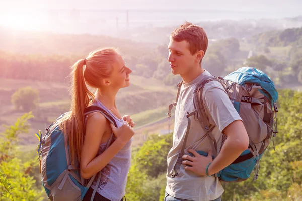 Junge Leute reisen und reden — Stockfoto