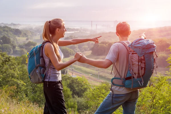 Jovens que viajam — Fotografia de Stock