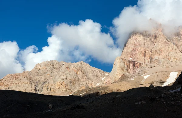 Roches orange des montagnes des fans — Photo