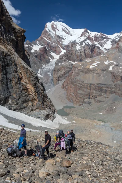 Persone che viaggiano in montagna — Foto Stock