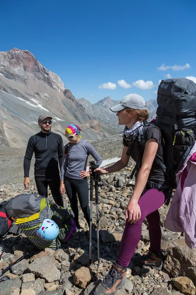 Montañistas preparándose para el ascenso —  Fotos de Stock