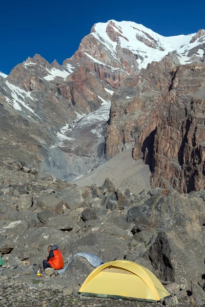 Acampamento de Alpinismo Único Alpino na Manhã — Fotografia de Stock