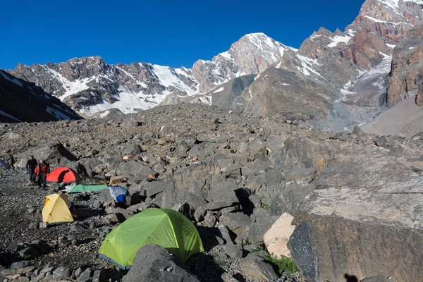Alpských horolezců tábora ráno — Stock fotografie