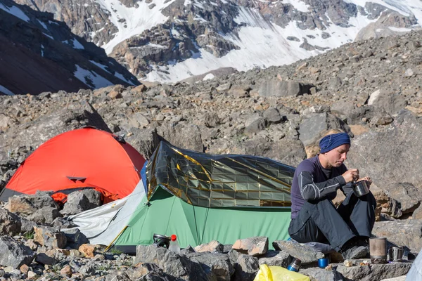 Alpinista fêmea comer café da manhã ascético — Fotografia de Stock