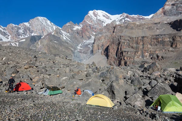 Camp d'expédition en montagne le matin — Photo