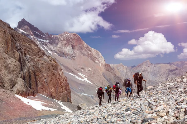Grupo de montañistas caminando por un terreno rocoso abandonado — Foto de Stock