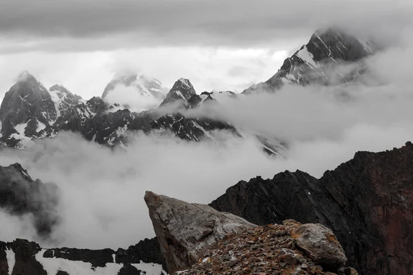 Bergketten bei stürmischem Wetter — Stockfoto