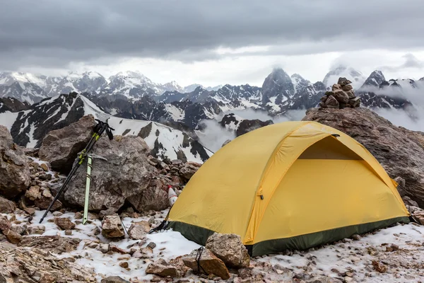 Tente jaune sur paysage de montagne — Photo