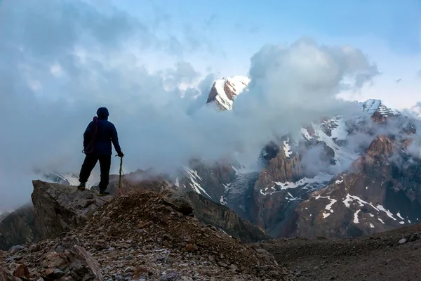 Escalador de Montaña en Cumbre — Foto de Stock