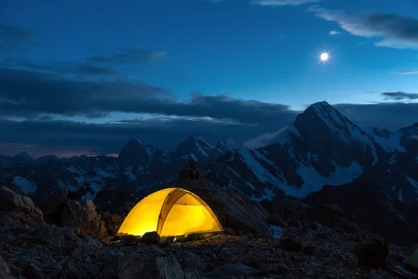 Panorama e tenda di montagna crepuscolare — Foto Stock