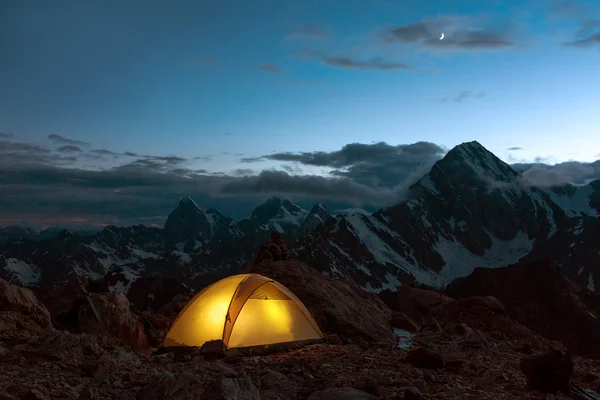Crepúsculo Montanha Panorama e tenda — Fotografia de Stock