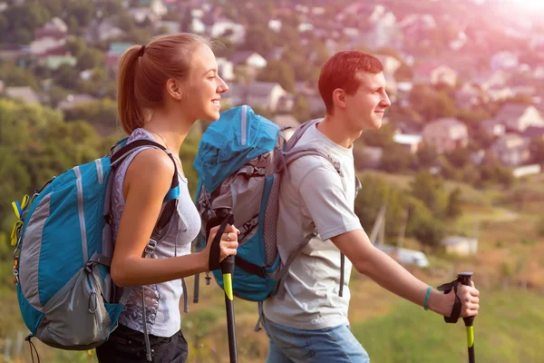 Viaggiatori entusiasti a Park Suburban Volti felici — Foto Stock