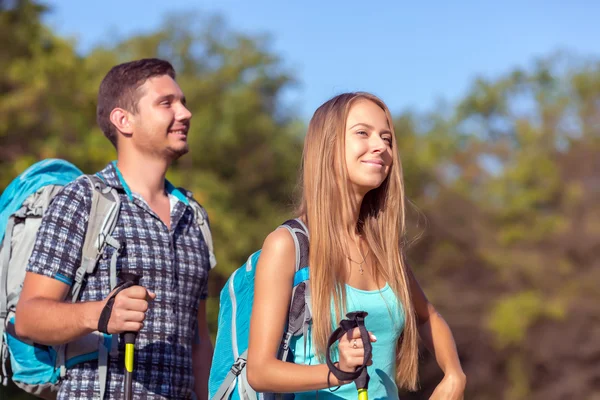 Excited Travelers Couple Young in Forest Inspired Faces — Stock Photo, Image