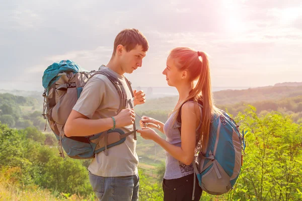 Junge Leute reisen und reden — Stockfoto