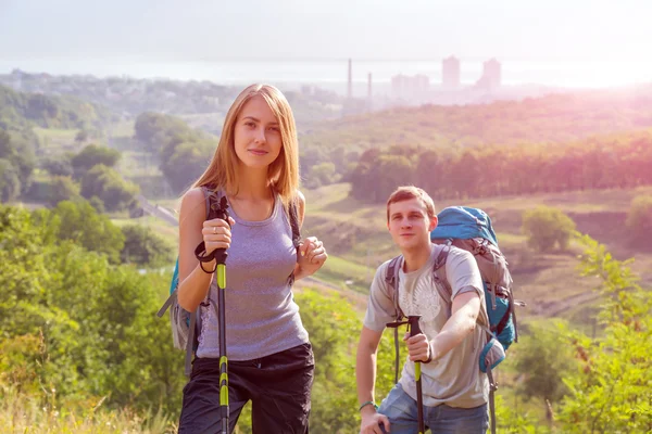 Excitados excursionistas Joven y mujer viajando al aire libre —  Fotos de Stock