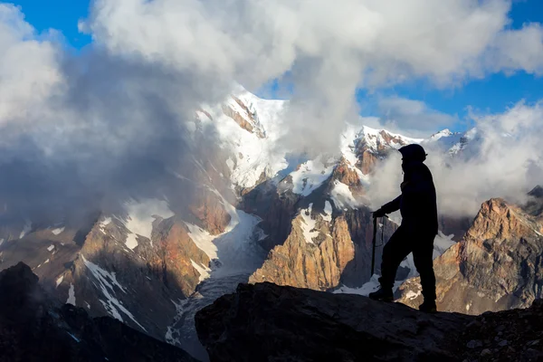Alpinista alpino alcanzando cumbre — Foto de Stock