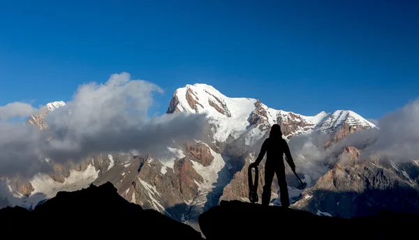 Alpinista alpino alcanzó cumbre — Foto de Stock