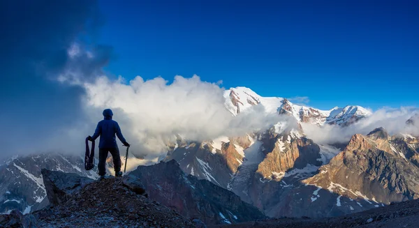 Alpinista alpino alcanzó cumbre — Foto de Stock