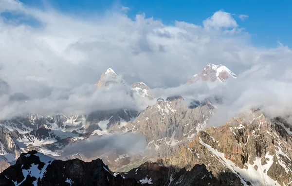 Vista de la montaña en el día nublado —  Fotos de Stock