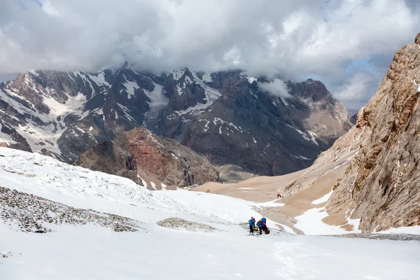 Alpine Climbers on Snowfield — 图库照片