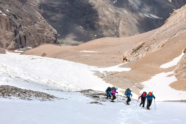 Trekking en el Himalaya Senderistas subiendo al glaciar en Nepal —  Fotos de Stock