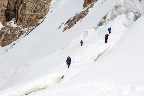 Climbers Linked with Protection Rope Ascending Glacier — Stock fotografie