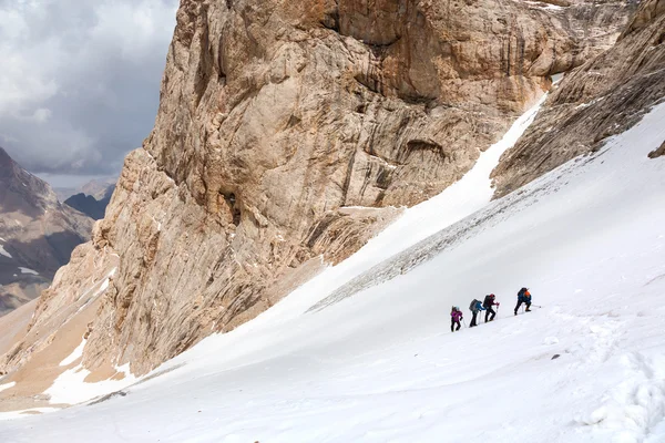 Trekking en Himalaya Senderistas caminando por el glaciar — Foto de Stock