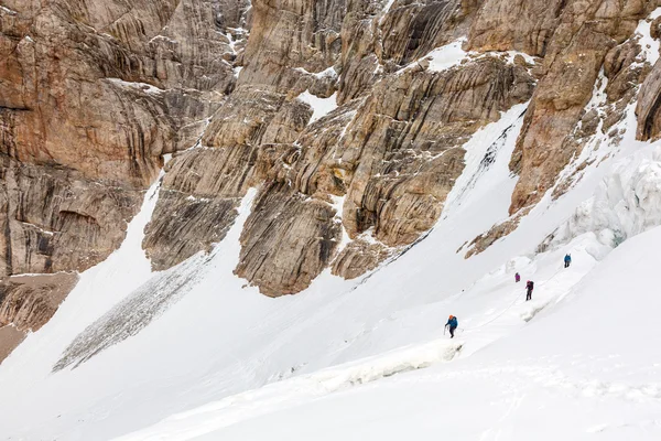 Climbers Linked with Protection Rope Ascending Glacier — Stock fotografie