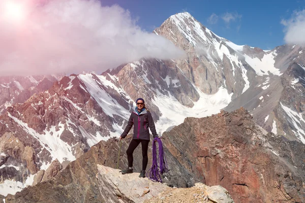 Buz baltası ve Alp ipi tutan kadın dağcı — Stok fotoğraf