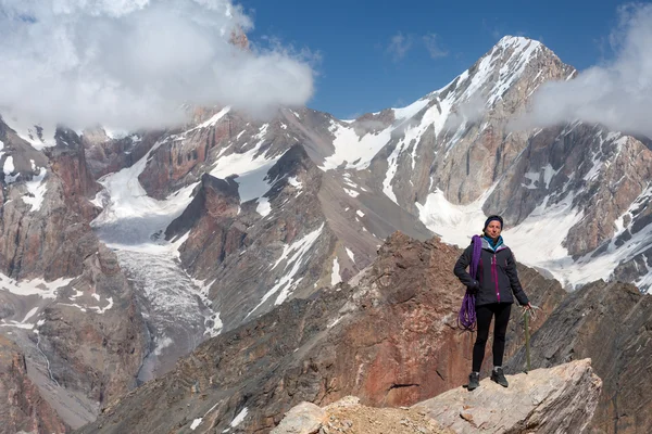 Femme grimpeuse tenant une hache à glace et une corde alpine — Photo