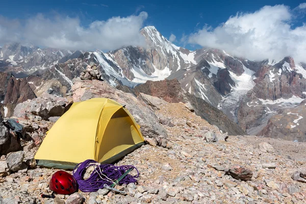 Camp d'alpinistes dans les montagnes — Photo