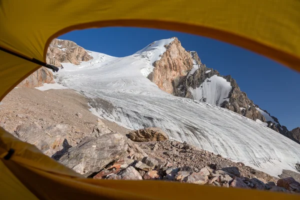 Sabah görünümden sarı çadır — Stok fotoğraf