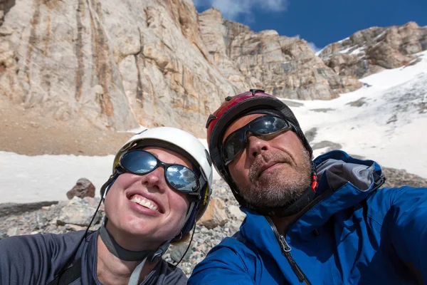 Joyful alpinistas auto retrato — Fotografia de Stock