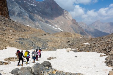 Grup Snowfield üzerinde yürüme yürüyüşçü