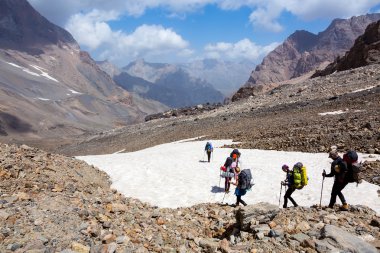 Grup Snowfield üzerinde yürüme yürüyüşçü
