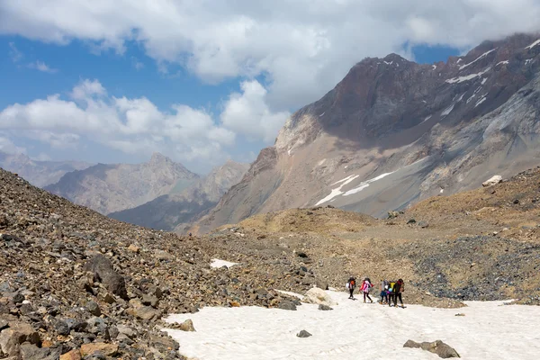 Grup Snowfield üzerinde yürüme yürüyüşçü