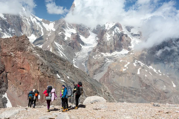 Backpackers Team gå på steniga stigen — Stockfoto
