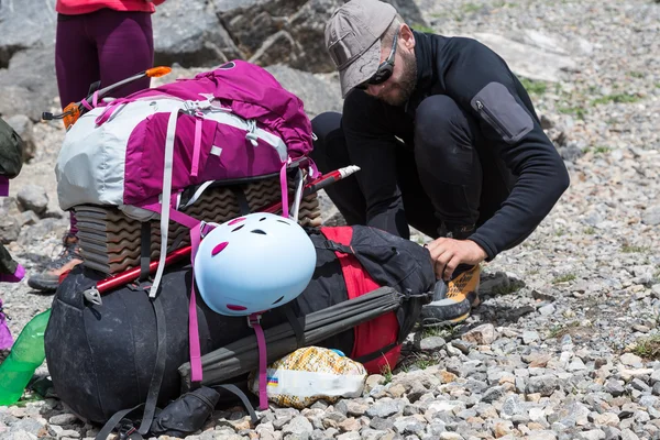 Wanderer packt Rucksack — Stockfoto