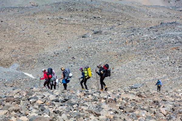 Group of people walking on rocky trail — Stock Photo, Image