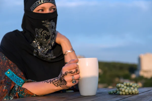 Retrato de senhora muçulmana segurando caneca branca — Fotografia de Stock