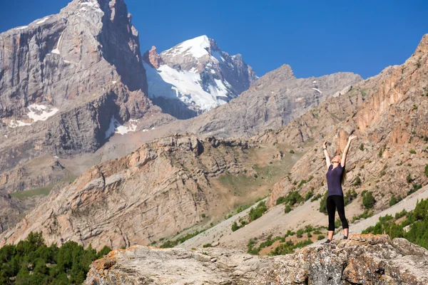 女性登山家の温暖化の朝 — ストック写真