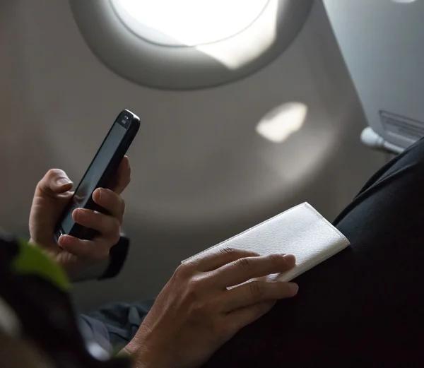 Авіарейс пасажир сидить у літаку — стокове фото