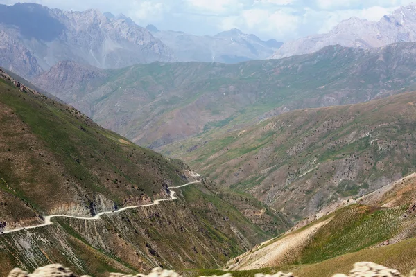 Dağ Vadisi ve dik eğimli yolda