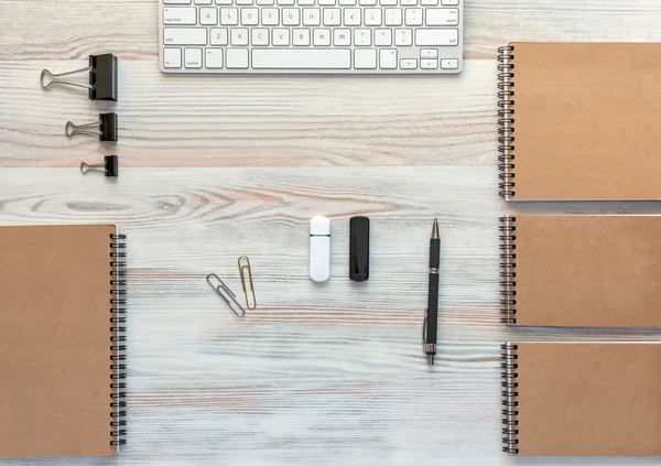 Holztisch mit Business-Artikeln in ruhigen klassischen Farben — Stockfoto