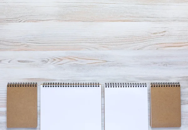 Natuurlijke hout achtergrond met lijn van notitieblokken — Stockfoto