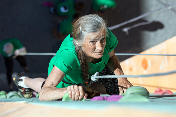 Пожилая леди занимается спортом
