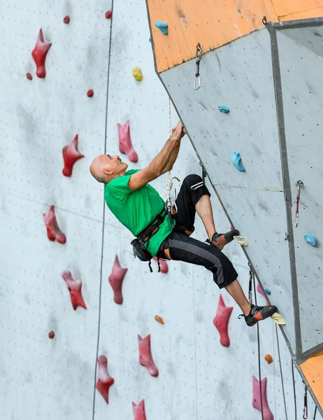 Persona anziana che pratica sport estremi — Foto Stock