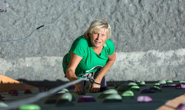 Atleta feminina muito idosa na parede de escalada — Fotografia de Stock